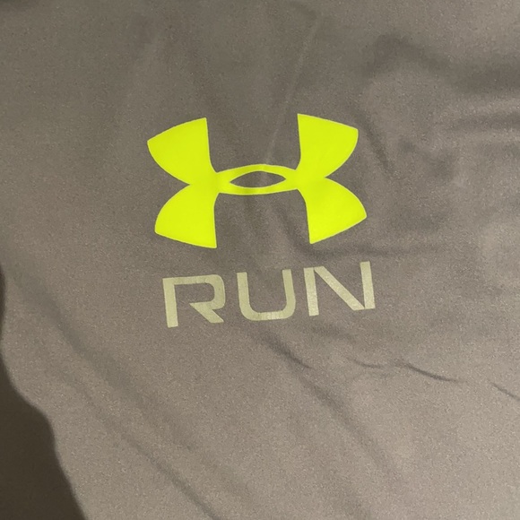 Grey under armour run heat gear t shirt with neon - Picture 2 of 3